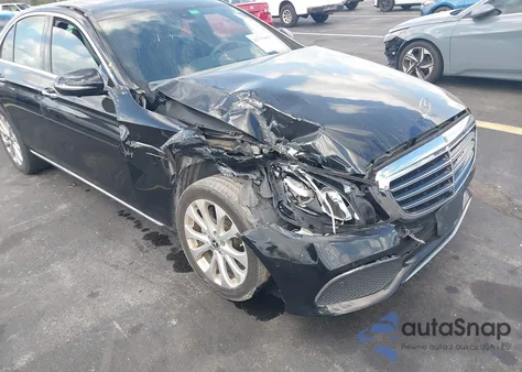 2019 Mercedes-Benz E 300 4Matic z USA, uszkodzony, nr VIN WDDZF4KB0KA517748